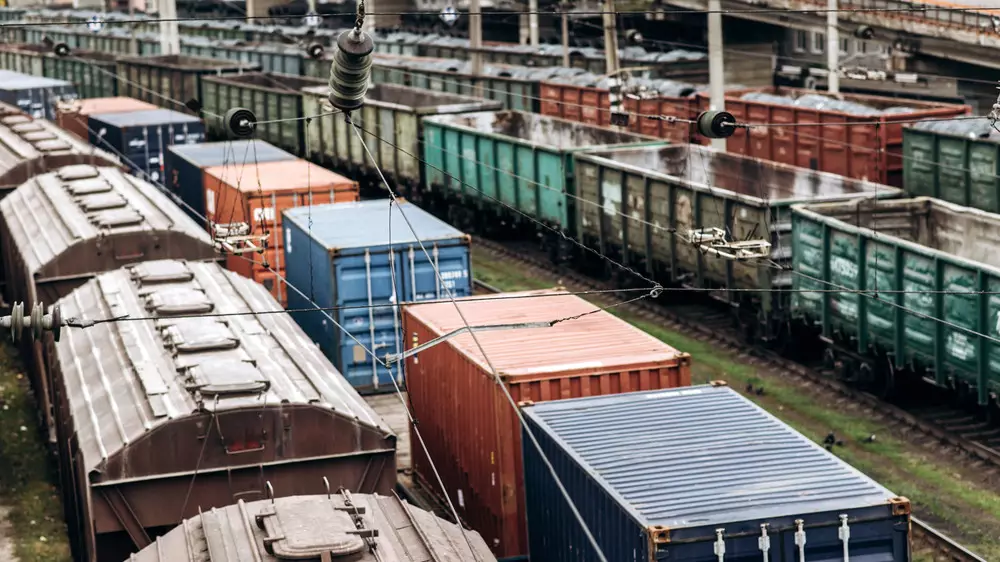 Вагоны с грузом Минобороны сошли с рельсов в Жамбылской области