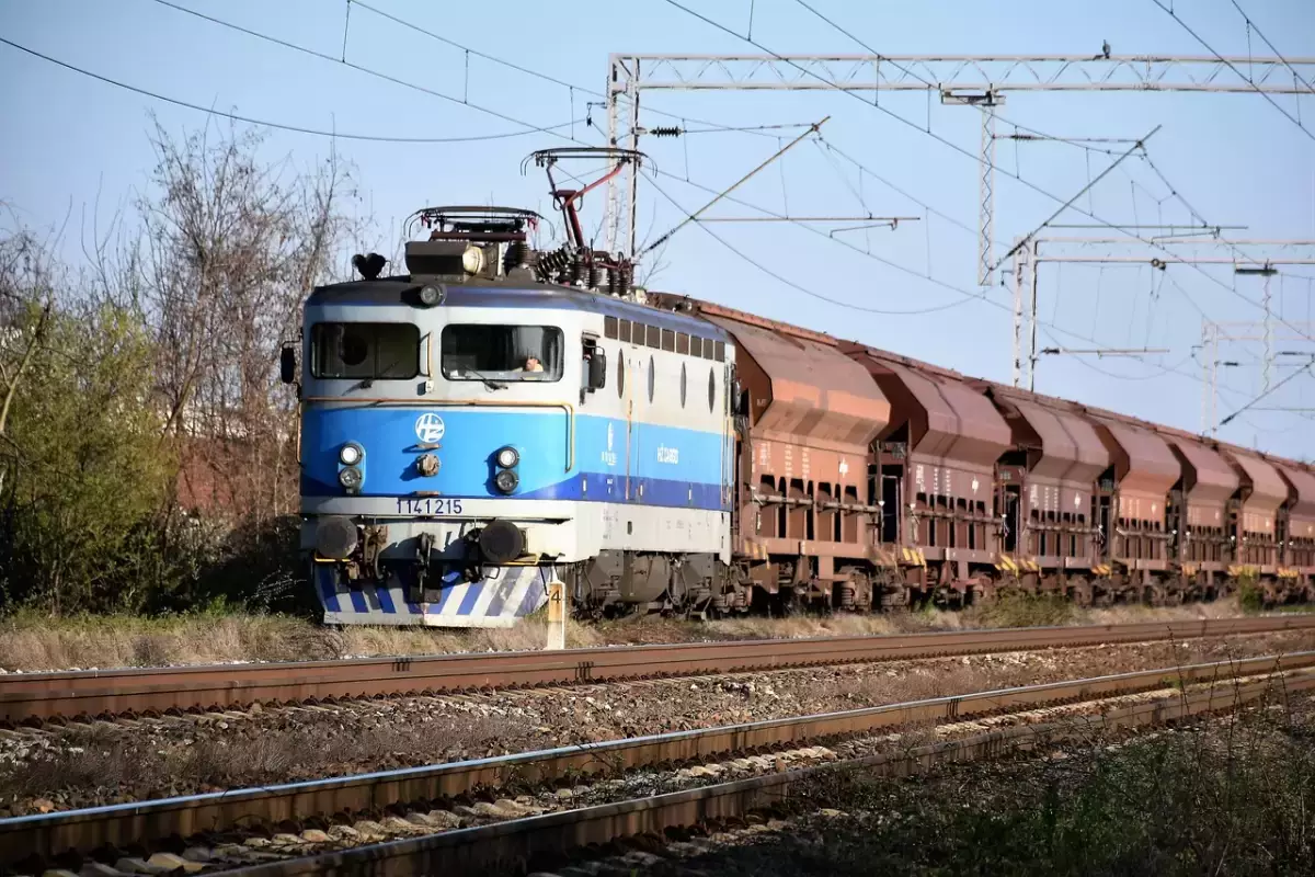Жамбыл облысында әскери мүлік тиелген вагондар рельстен шықты