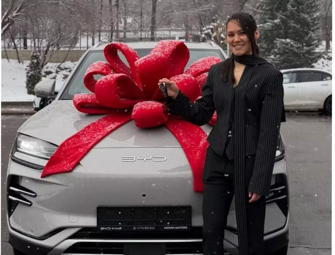 Екі дүркін әлем чемпионы Алуа Балқыбековаға автокөлік сыйға берілді
