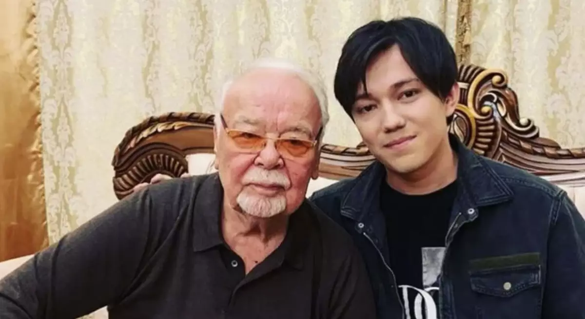 «Ақ батаңыз – өмірлік бағдар»: Димаш Құдайберген Асанәлі Әшімовтің отбасына көңіл айтты (ФОТО)