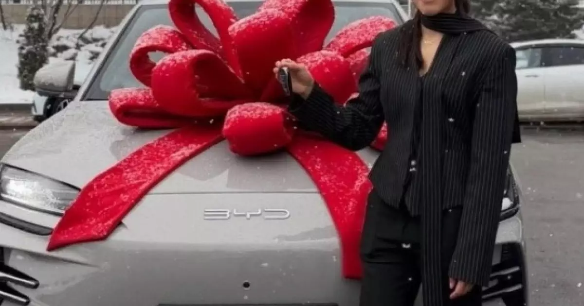  Алуа Балқыбековаға жаңа автокөлік сыйланды 