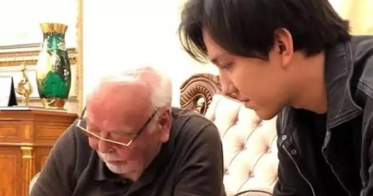  Димаш Құдайберген Асанәлі Әшімовтің отбасына көңіл айтты 