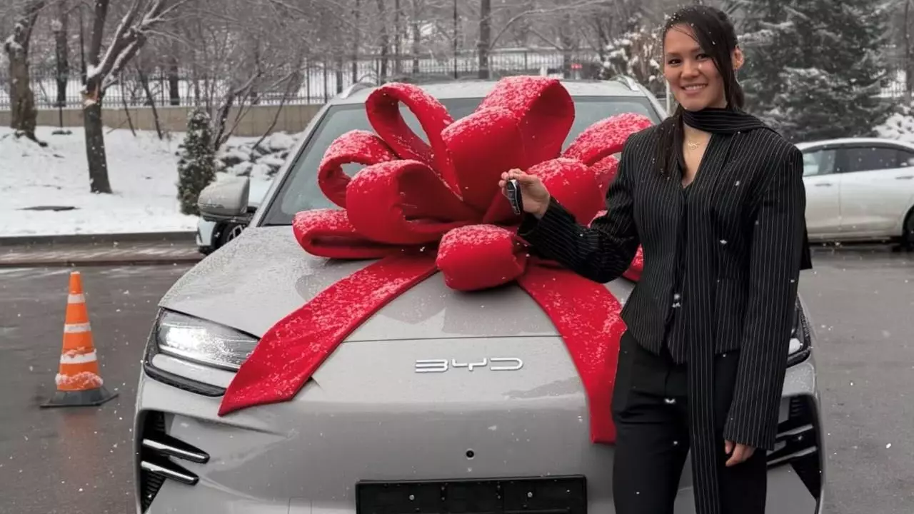 Боксшы Алуа Балқыбековаға көлік сыйға тартылды