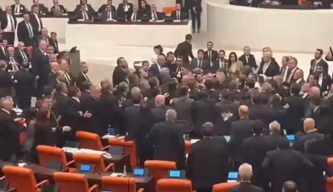 Түркия парламентінде депутаттар төбелесіп қалды