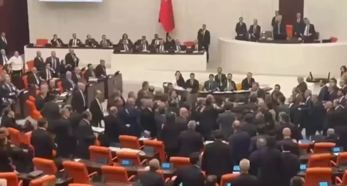 Түркия парламентінде депутаттар жаппай төбелесті