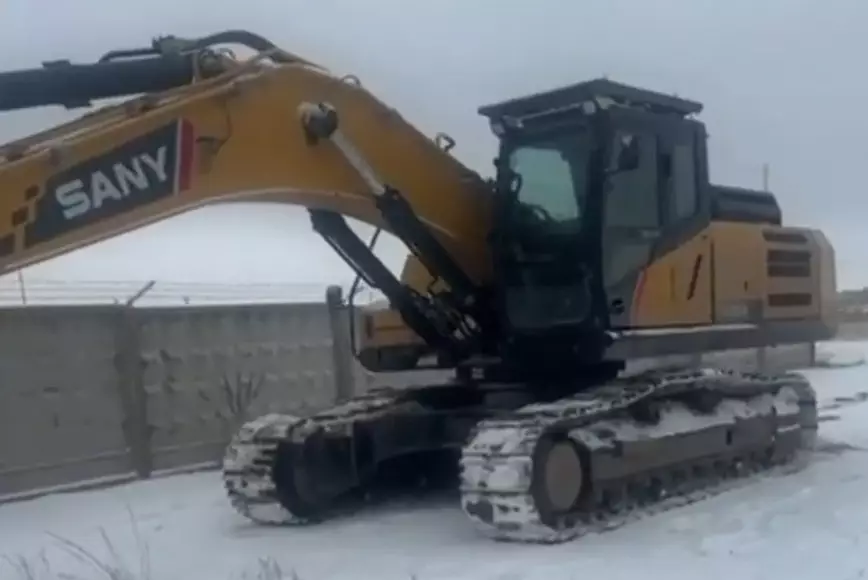 В Актобе экскаваторщик устроил коммунальный коллапс