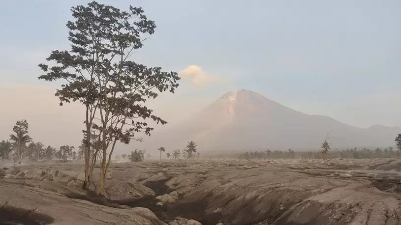 Индонезияда Ява аралындағы Семеру жанартауы оянды
