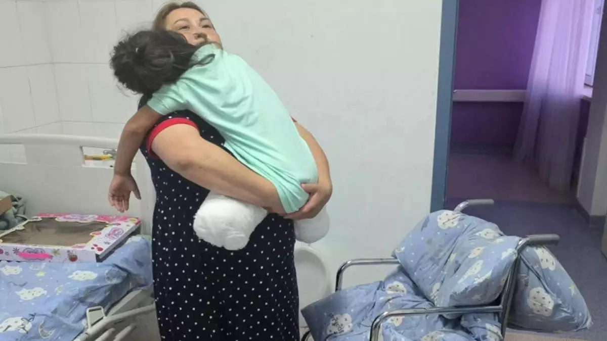 Астанада екі аяғынан айырылған қыздың отбасына баспана берілді