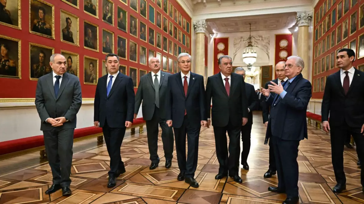 Тоқаев Санкт-Петербургтегі Эрмитажды аралап көрді