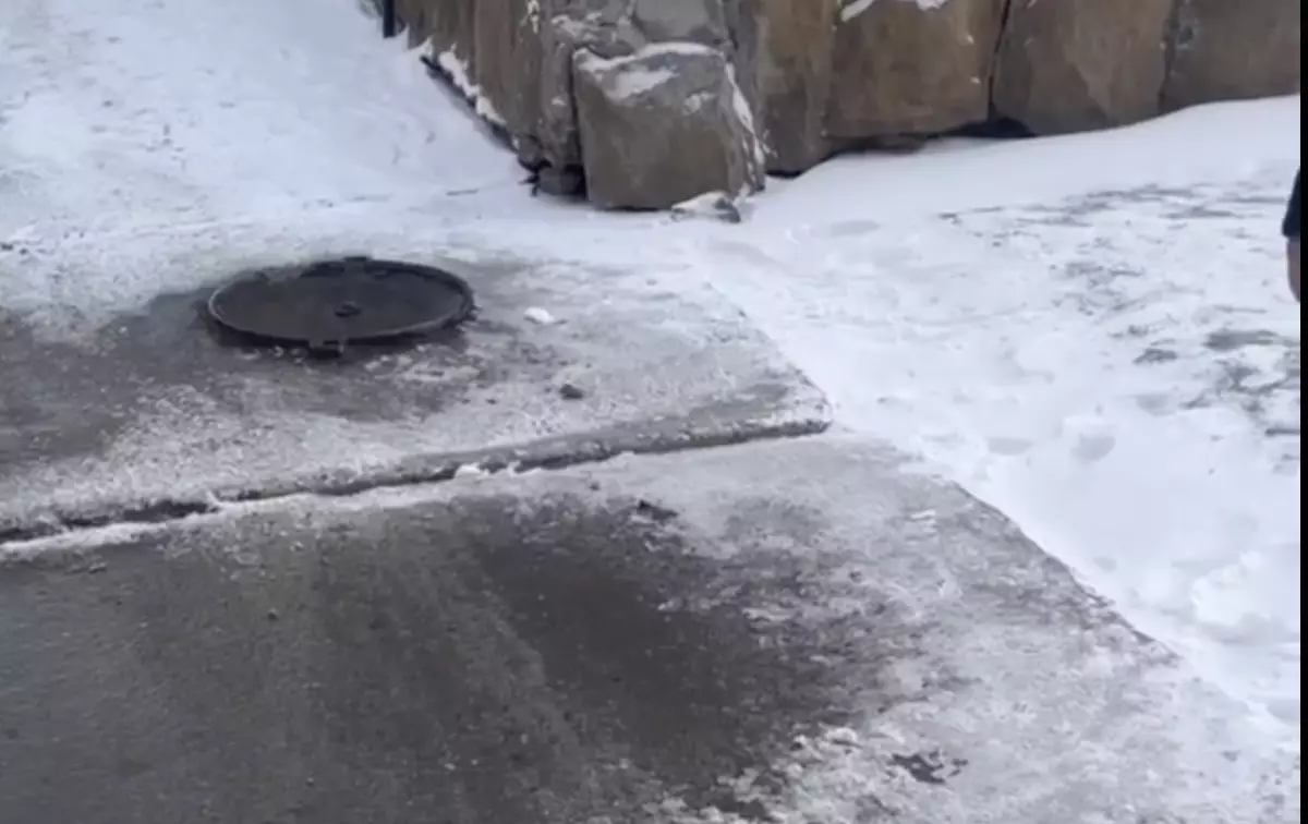 Балалар күнде жүретін жол құлап жатыр: Семейдің қақ ортасындағы қауіпті шұңқырды әкімдік көрмей отыр