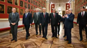 Президент Тоқаев ТМД саммитіне қатысушы мемлекеттер басшыларымен бірге Эрмитажды аралады
