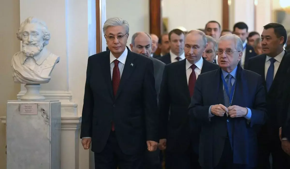 Тоқаев Санкт-Петербургте Эрмитажды аралап көрді