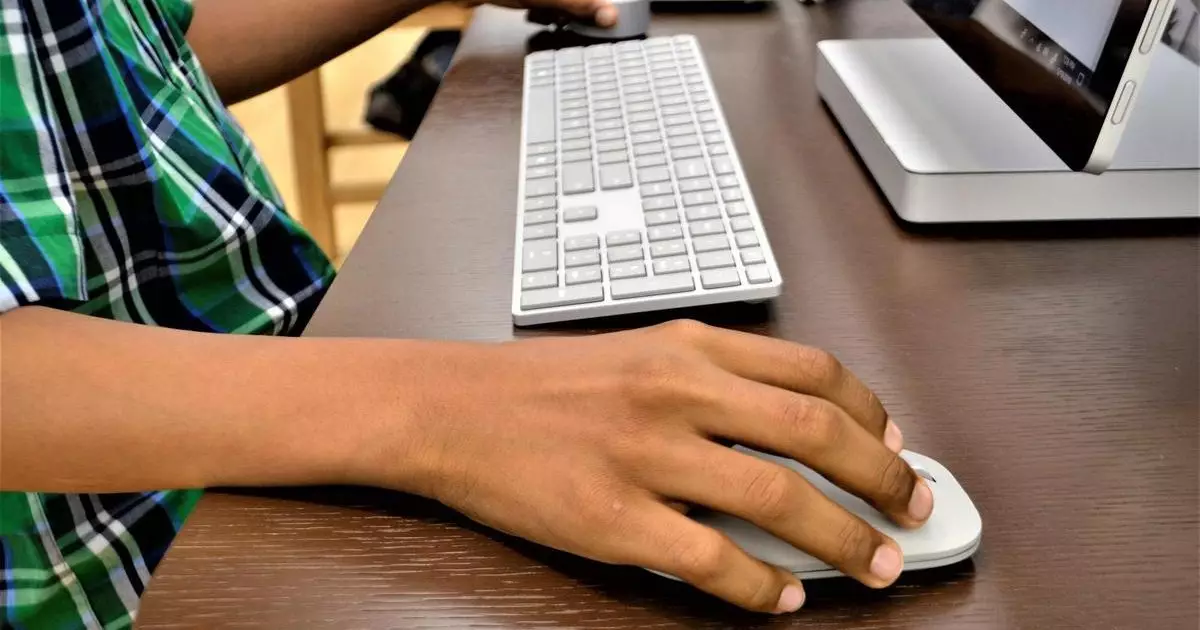 Из-за морозов школьники перешли на дистанционное обучение в двух областях Казахстана.