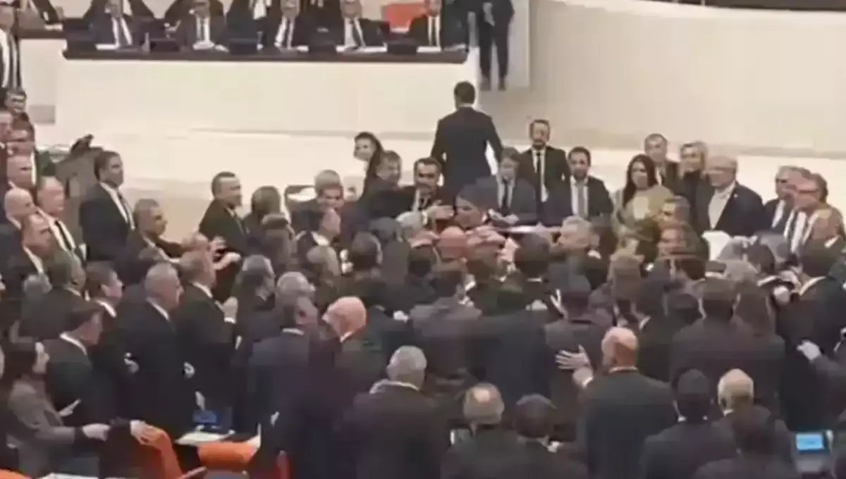 Түркия парламентінде төбелес: билік пен оппозиция депутаттары жаға жыртысты