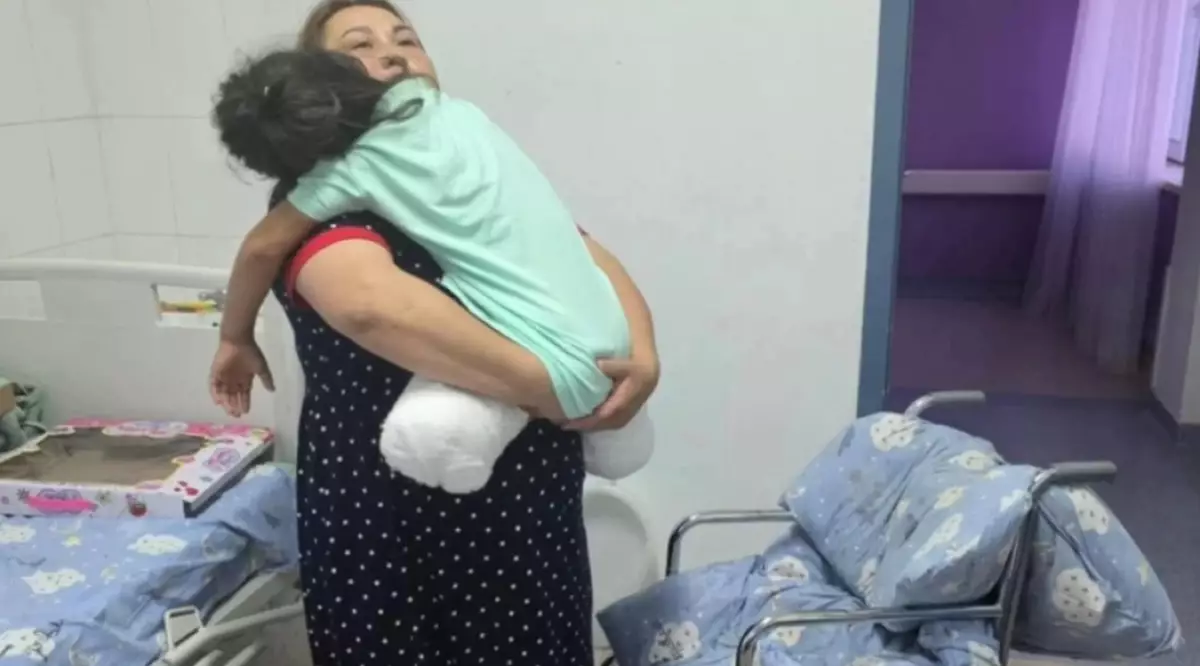 Астанада екі аяғынан айырылған қыздың отбасына баспана берілді