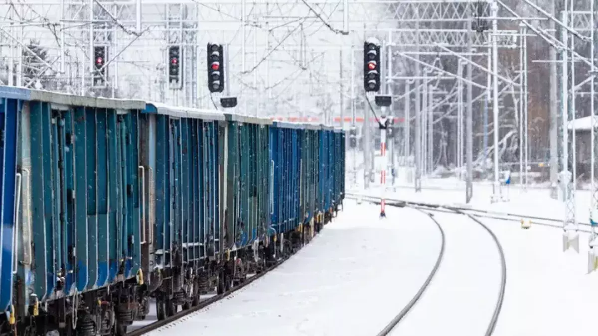 В Казахстане сошли с рельсов грузовые вагоны с оборонным оборудованием