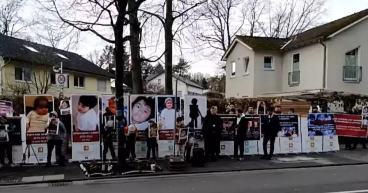  «Балаларымызды өлтіруді тоқтатыңдар» — Германиядағы тәжіктер Ресей консулдығының алдына наразылыққа шықты 