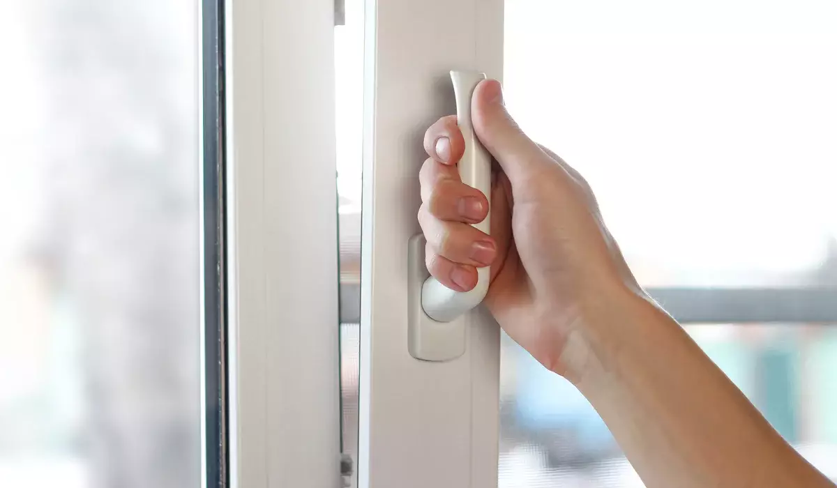 13-летний подросток выпал из окна многоэтажного дома в ВКО