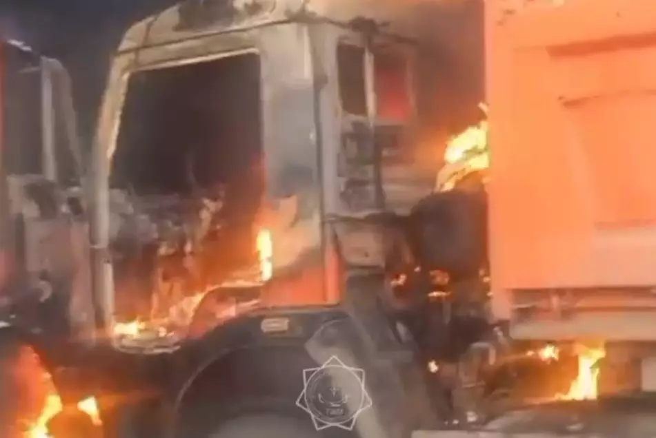 Грузовик загорелся на открытой территории в Рудном