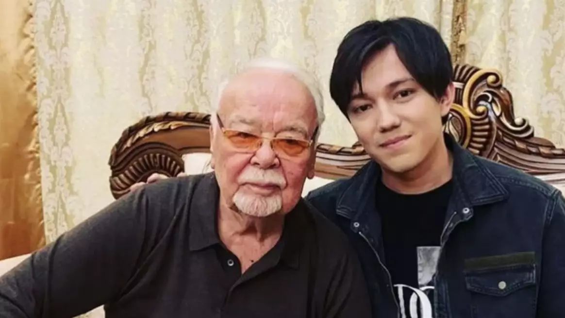 “Маған берген ақ баталарыңыз - ең қымбат рухани мұра”: Димаш Құдайберген Асанәлі Әшімовтың отбасына көңіл айтты