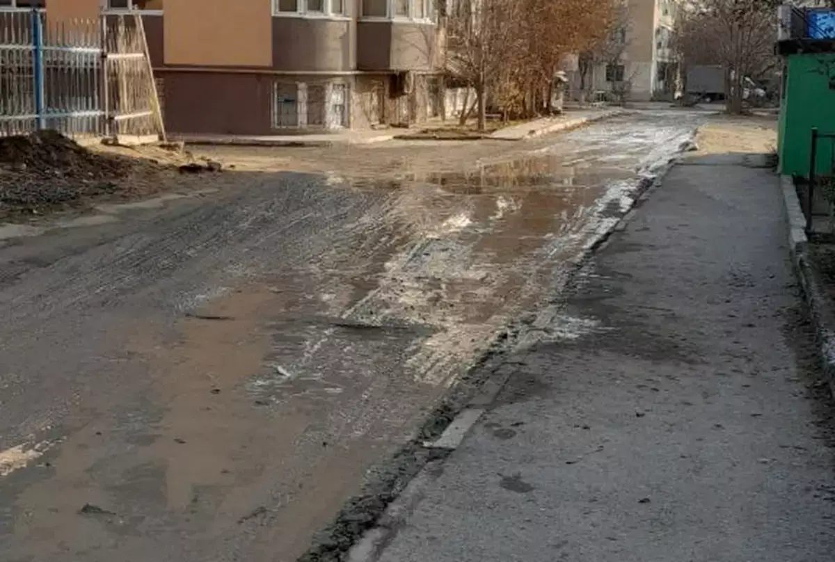Терпение на пределе: жители Актау готовы перекрыть проезжую часть из-за разрушенной дороги - новости на Lada.kz 22.12.2025