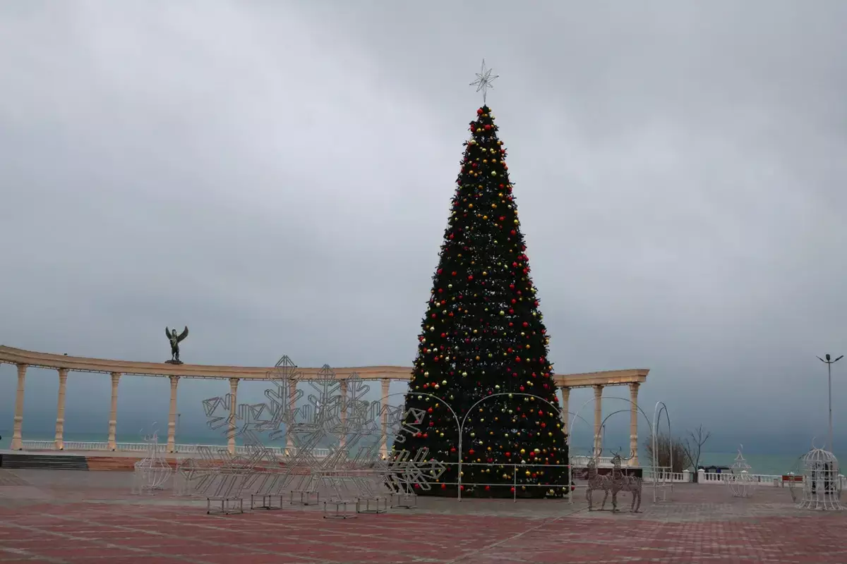 В Актау сегодня зажгут огни на главной новогодней ёлке - новости на Lada.kz 22.12.2025