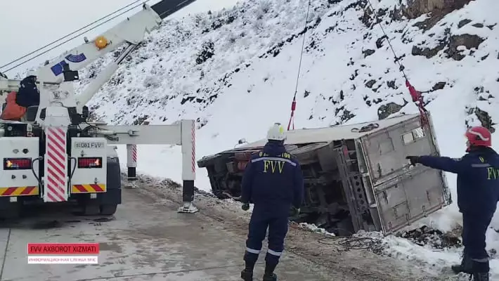 Грузовик Isuzu вылетел в кювет на перевале Камчик