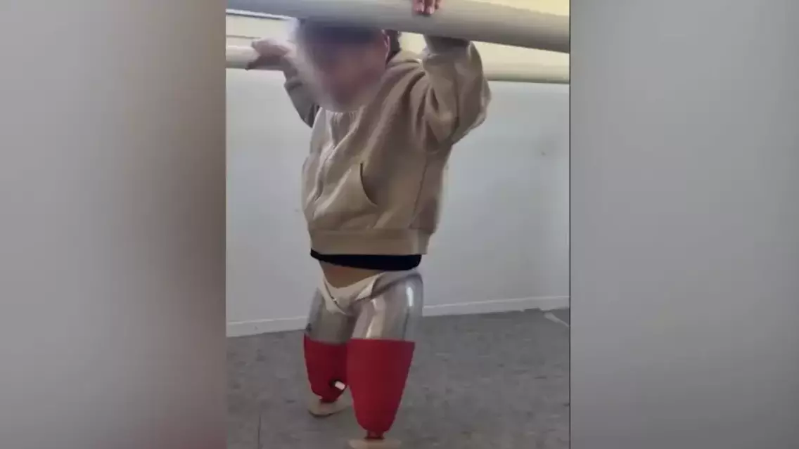 Автобус апатынан аяқсыз қалған бүлдіршіннің отбасына пәтер берілді