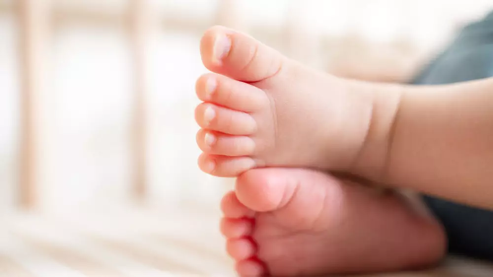 Годовалую казахстанку вернули на родину