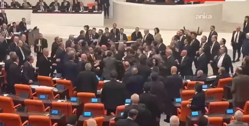 Обсуждали бюджет: турецкие депутаты подрались прямо в зале парламента