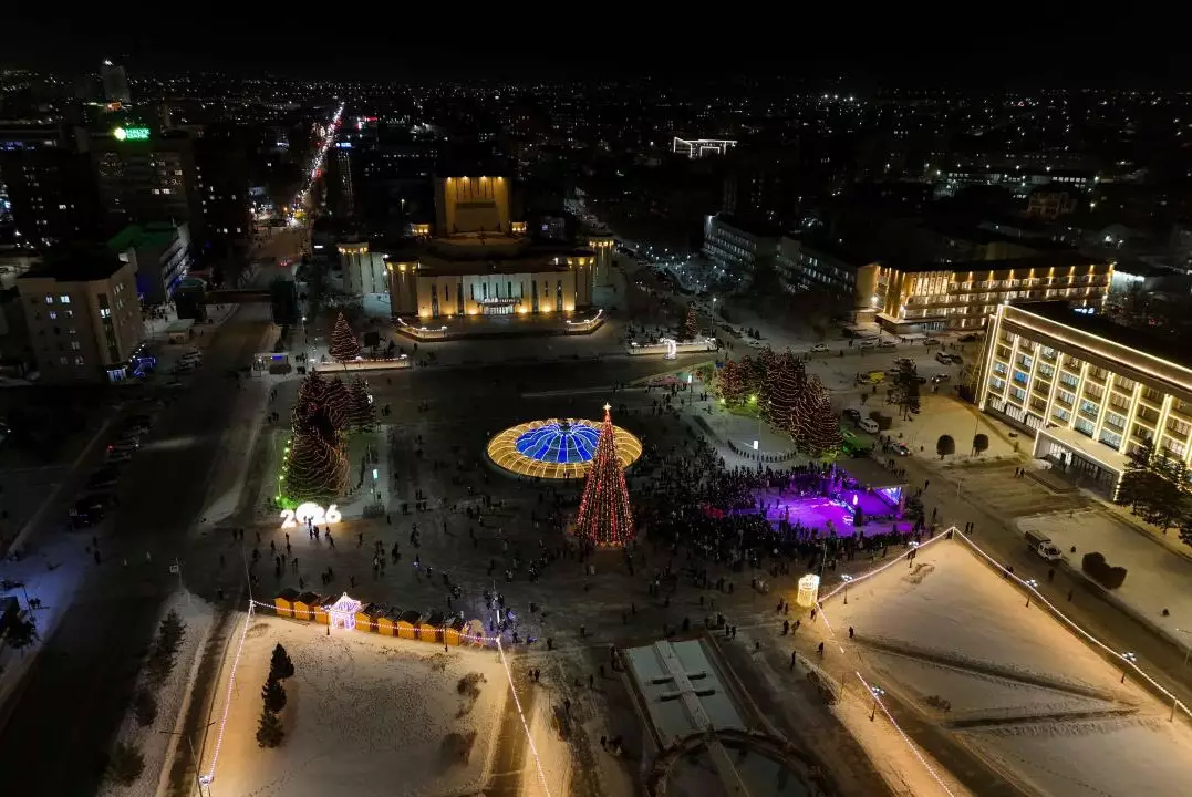 В Семее зажгли огни новогодней елки
