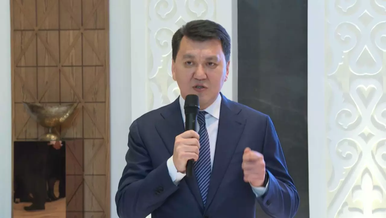 Е. Қарин Ұлттық құрылтай мүшелеріне президенттік реформалардың маңыздылығы туралы айтты