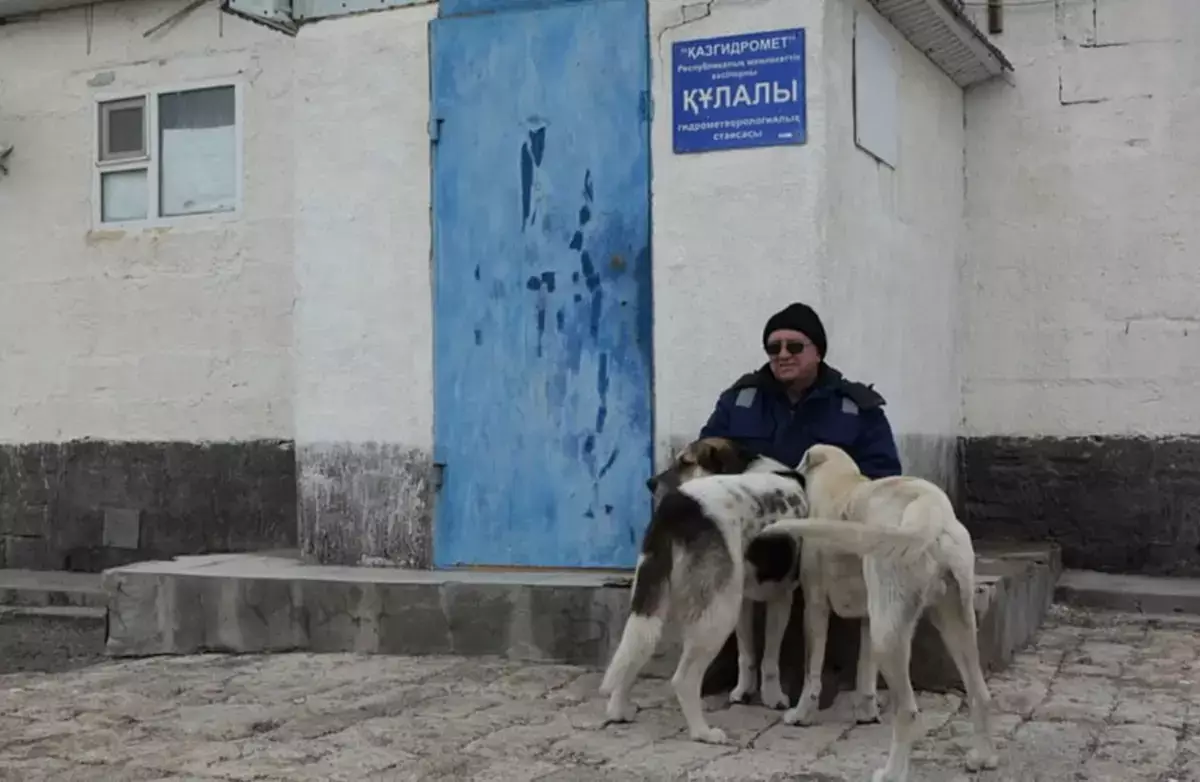 Дядя Петя с острова Кулалы: метеоролог-отшельник рассказал о своей работе и дружбе с волками - новости на Lada.kz 22.12.2025
