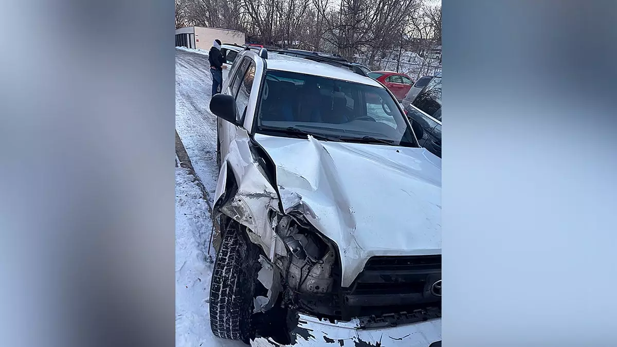 Сотрудники иммиграционной службы США получили ранения после того, как нелегал ударил агентов и протаранил автомобили при попытке задержания.