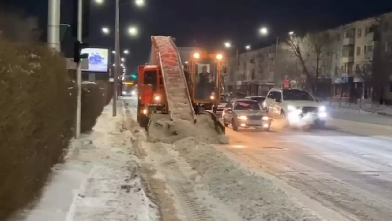 В Астане 1600 единиц спецтехники задействовали в уборке снега