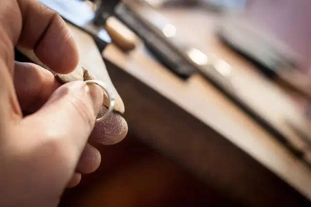 Өскеменде әйел адам қымбат сақинаны тағып көрген соң бижутерияға ауыстырып жіберген