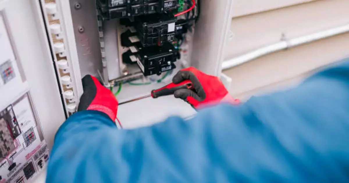  «Науқастың жағдайы өте ауыр»: Атырау облысында 25 жастағы электрикті тоқ соқты 