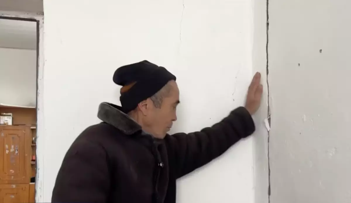 Арыстағы жарылыстан кейін бүлінген үйлер қирай бастаған