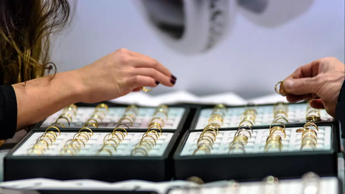 Алтынды бижутерияға ауыстырып, ізін суытқан күдіктілер іздестірілуде