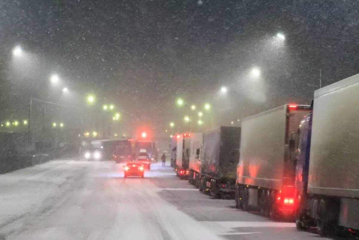 Непогода осложнит движение на трассах 10 регионов Казахстана