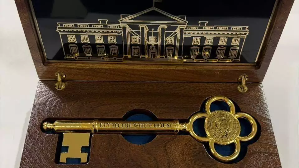 Дональд Трамп Қасым-Жомарт Тоқаевқа Ақ үйдің символикалық кілтін сыйға тартты