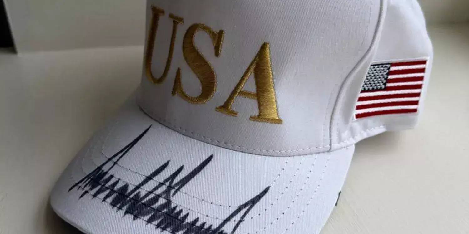 «Тағы бірнеше сый-сыяпаты бар»: Трамп Тоқаевқа бейсболка сыйлады