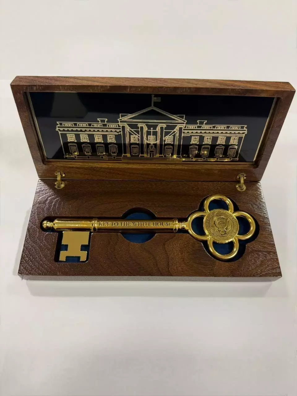 Трамп Тоқаевқа сыйлық жіберді