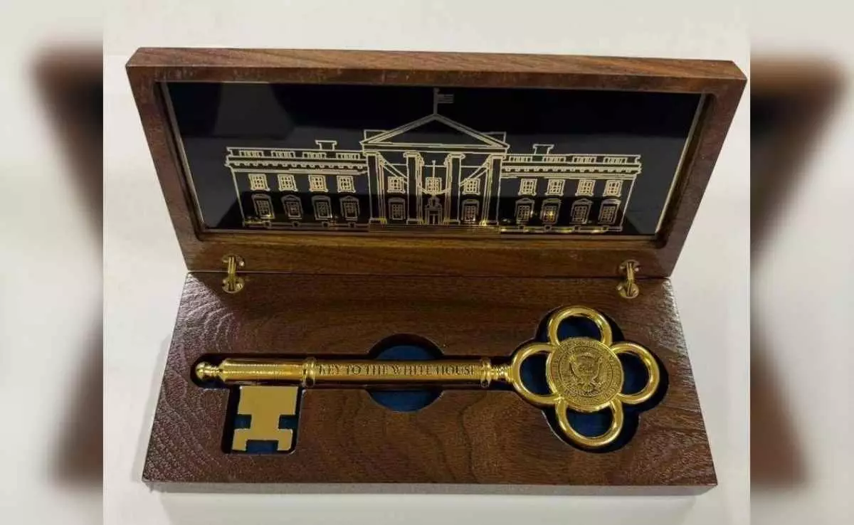 Трамп подарил Токаеву символический ключ от Белого дома