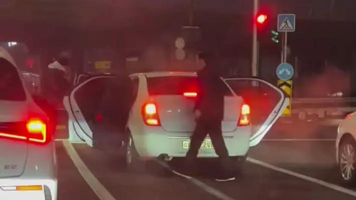 Дорожный конфликт в Ташкенте перерос в потасовку на проезжей части