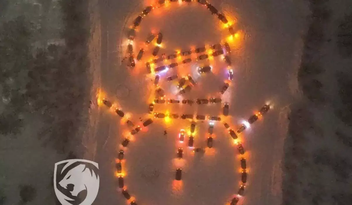 Гигантского светящегося снеговика выстроили из машин автолюбители Риддера (ВИДЕО)