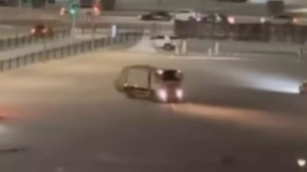 Астанада дрифт жасаған қар тазалайтын техника видеоға түсіп қалды