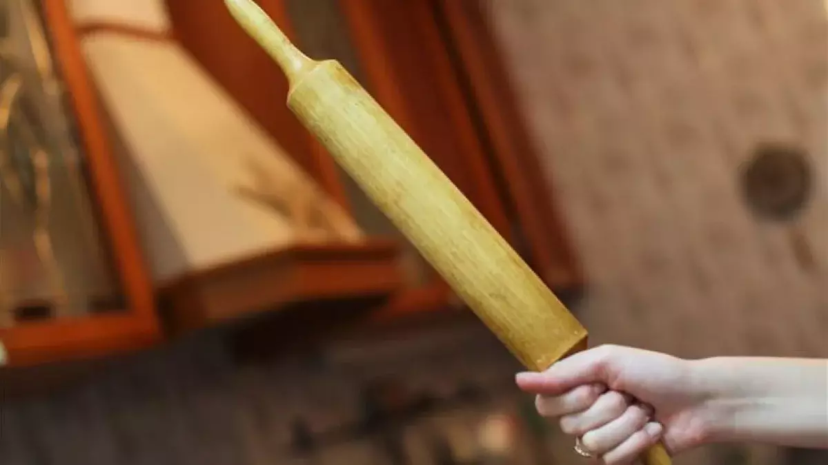 Атырауда 41 жастағы ер адам әйелін оқтаумен ұрып өлтірді