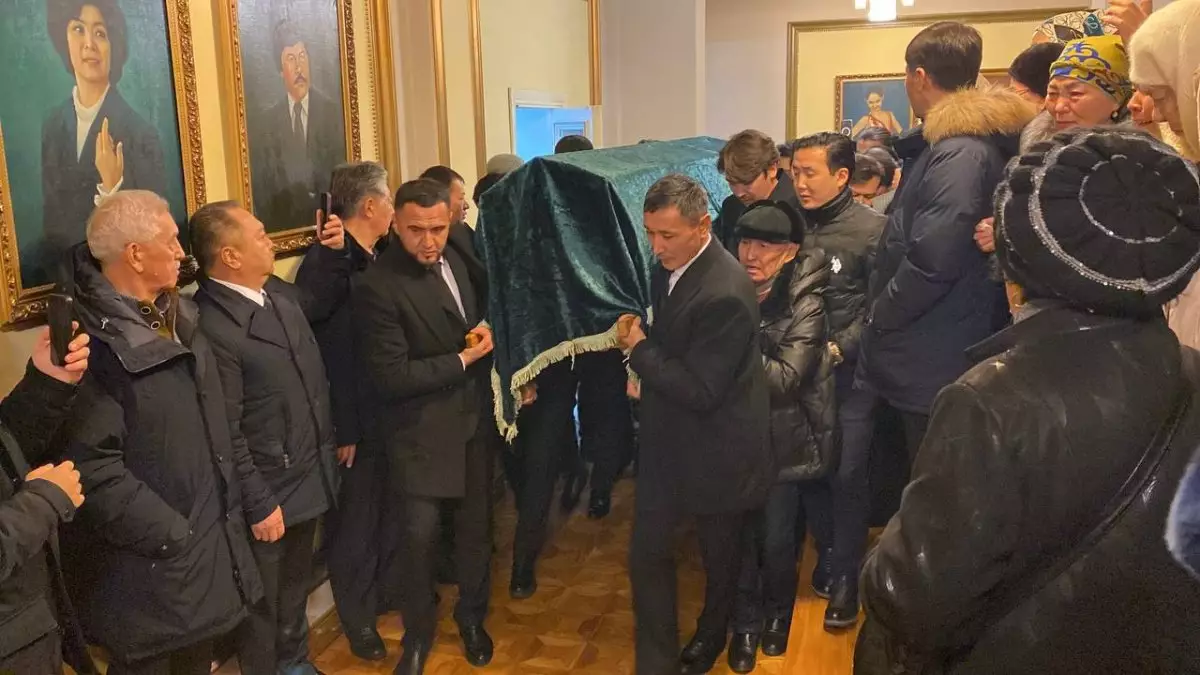 Алматы жұртшылығы актер Асанәлі Әшімовті ақтық сапарға шығарып салды