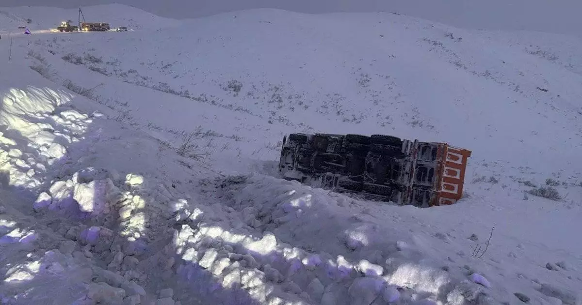  Шығыс Қазақстанда жүк көлігі аударылып кетті 